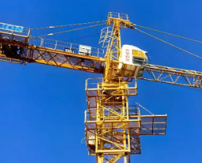 建筑工地塔吊搭建冠航防坠器的安全保护